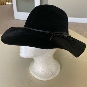 Helen Kaminski Wm’s hat Wide floppy 100% Rabbit